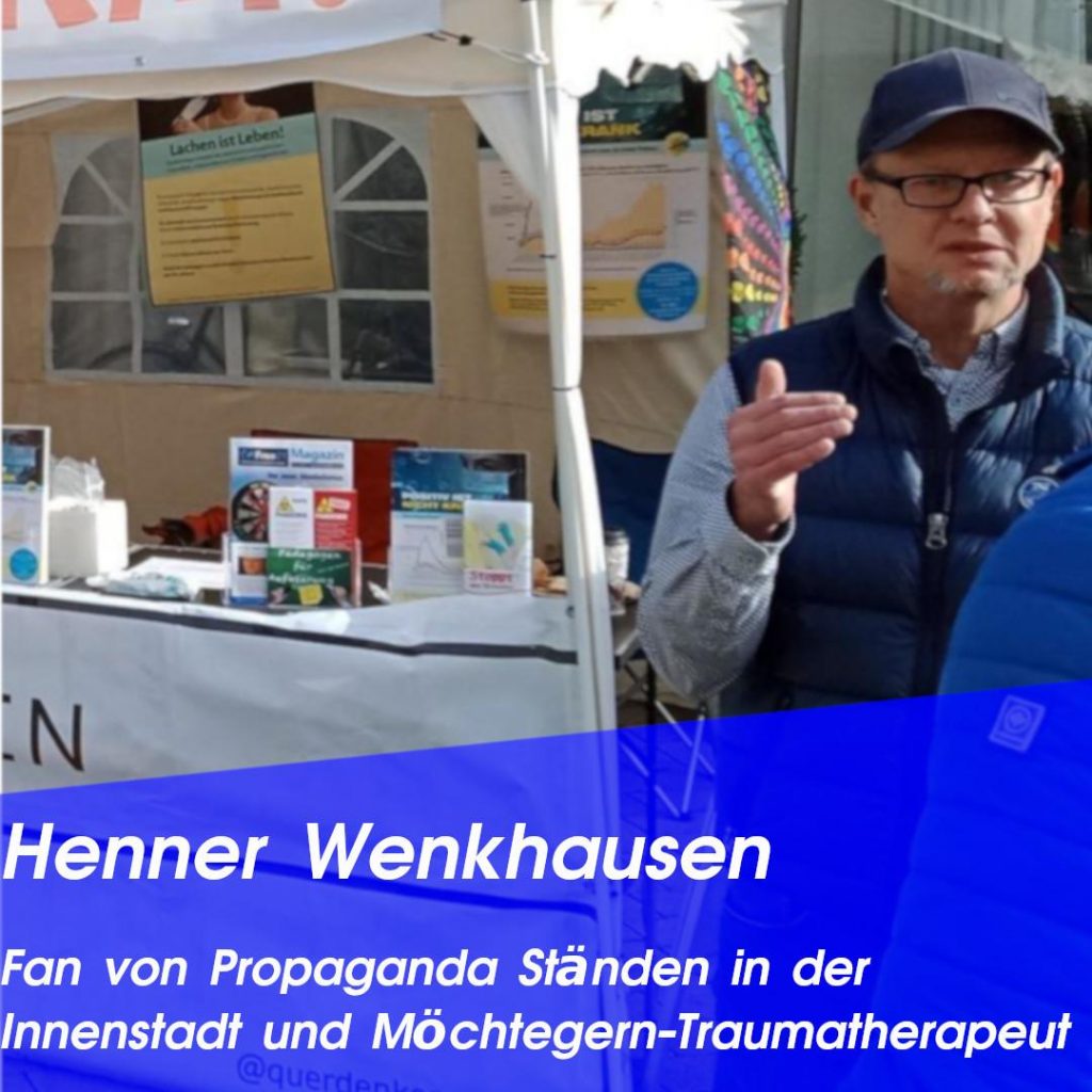 Henner Wenkhausen vor dem "Querdenken" Infostand, Text im Bild: "Henner Wenkhausen:Fan von Propagandaständen in der Innenstadt und Möchtegern-Traumatherapeut