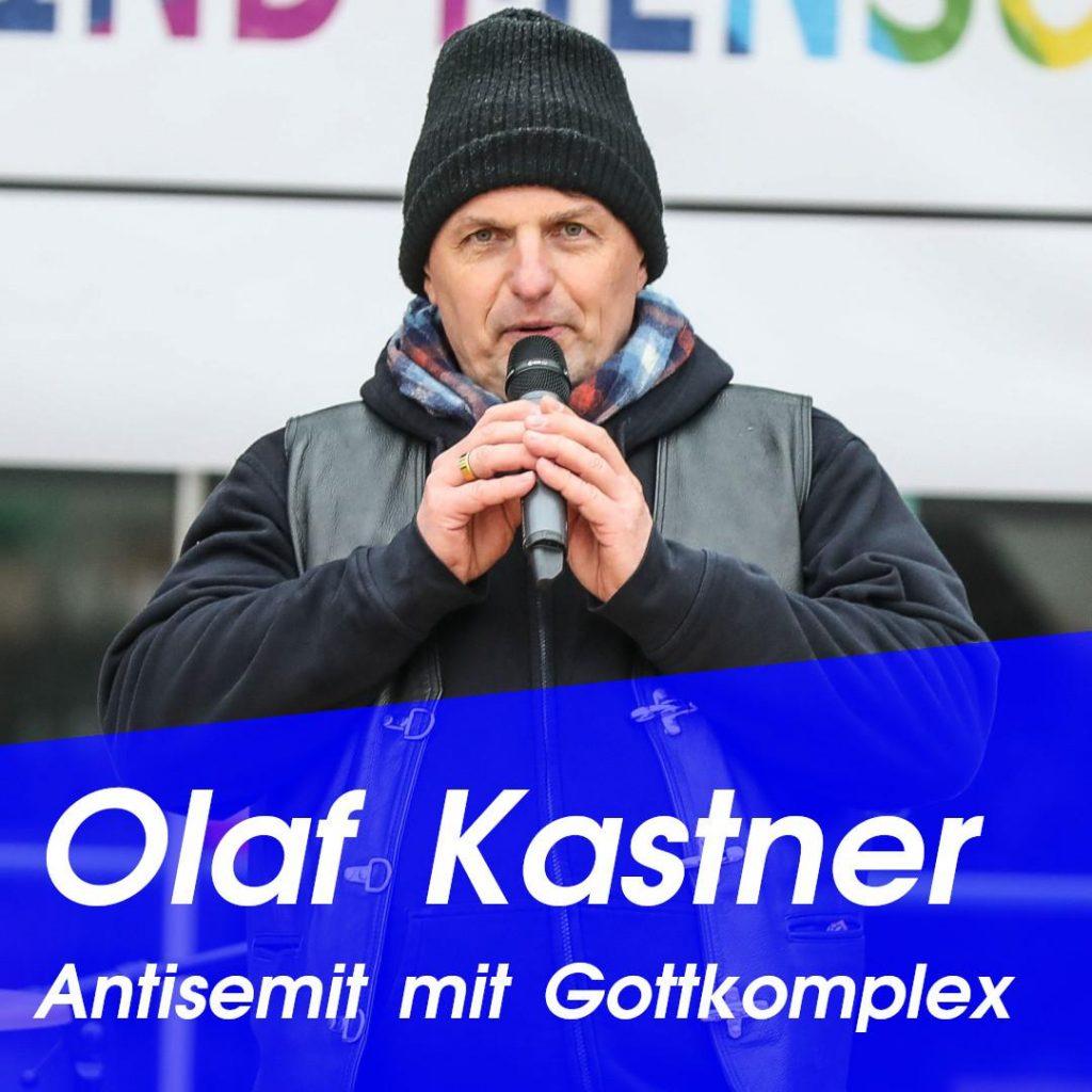 Olaf Kastner ist mit einem Mikro in der Hand zu sehen, im Bild steht: Olaf Kastner Antisemit mit Gottkomplex